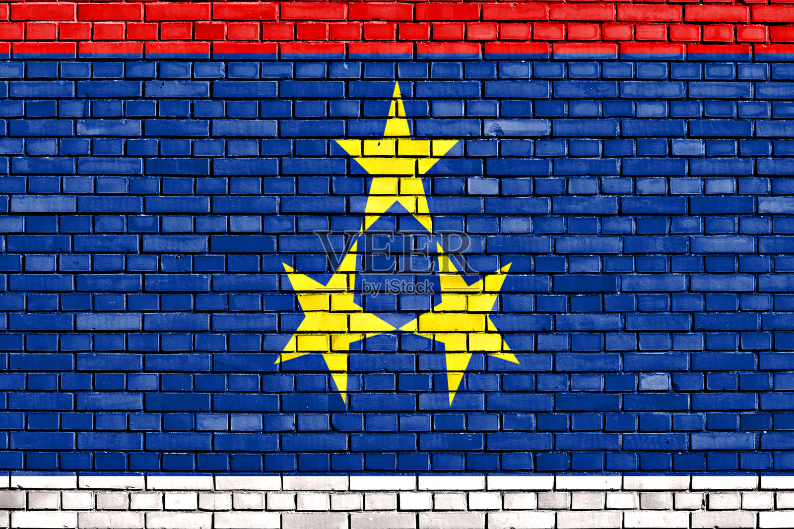 砖墙上画着伏伊伏丁那旗照片摄影图片
