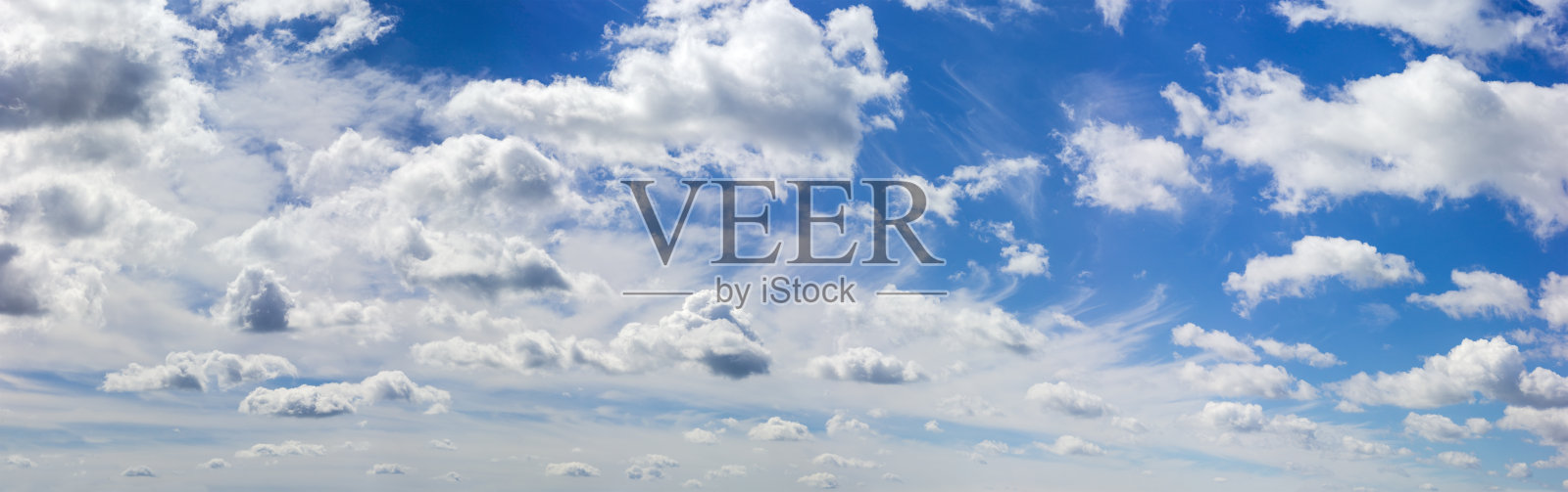广阔的天空全景与积云和卷云照片摄影图片