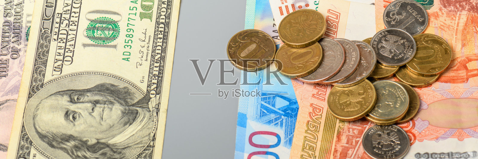 现金、纸币和硬币背景。美国和俄罗斯货币的背景是纸币和硬币。美元和卢布背景。照片摄影图片