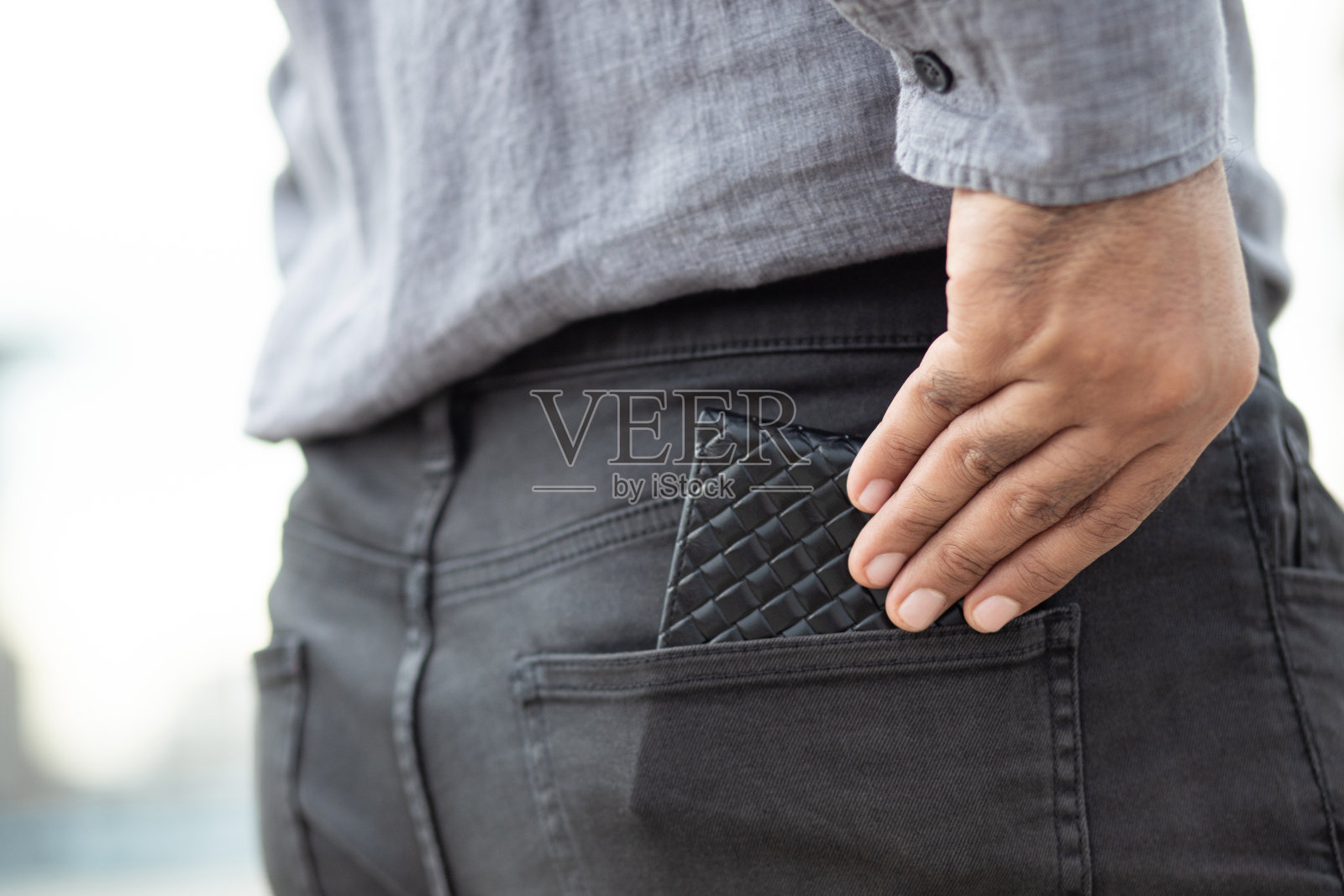 男人手打开一个空钱包孤立照片摄影图片