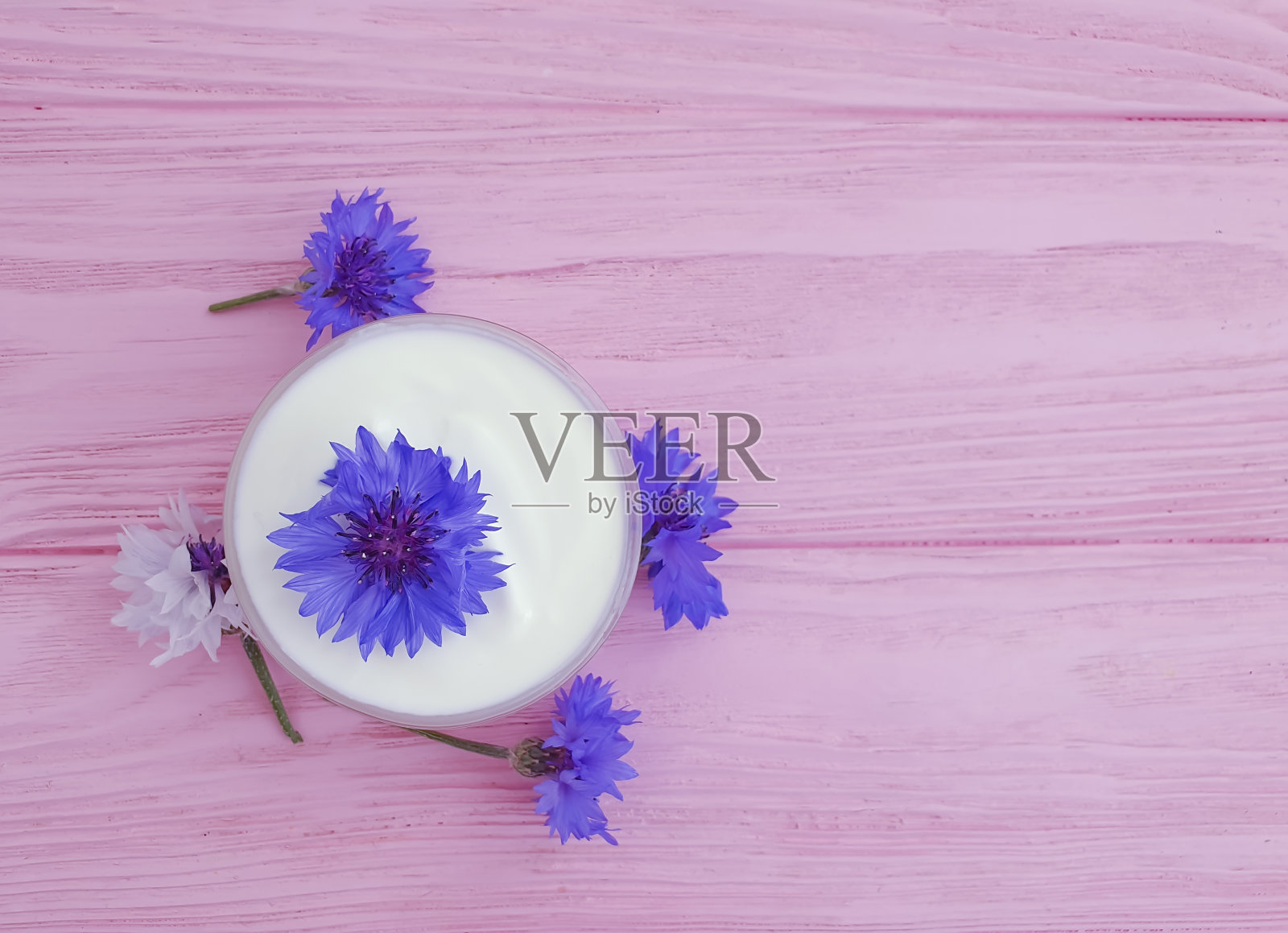 奶油化妆品花矢车菊木制背景照片摄影图片