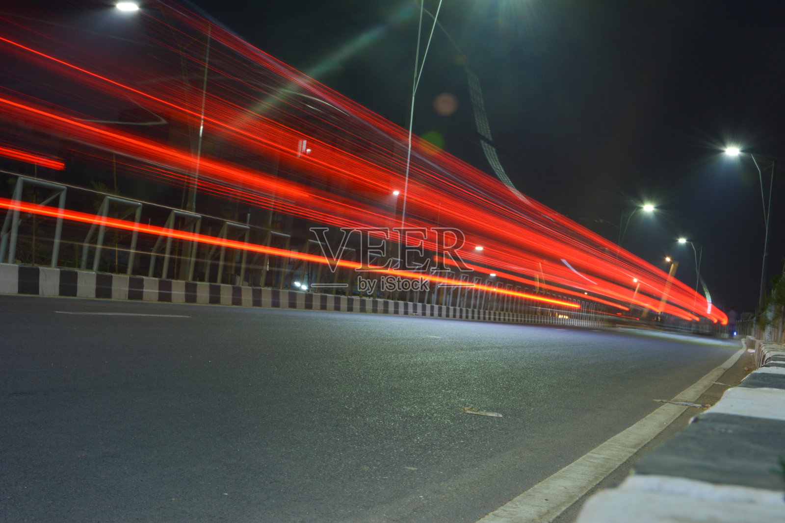 夜间行驶在道路上的车辆灯光轨迹照片摄影图片