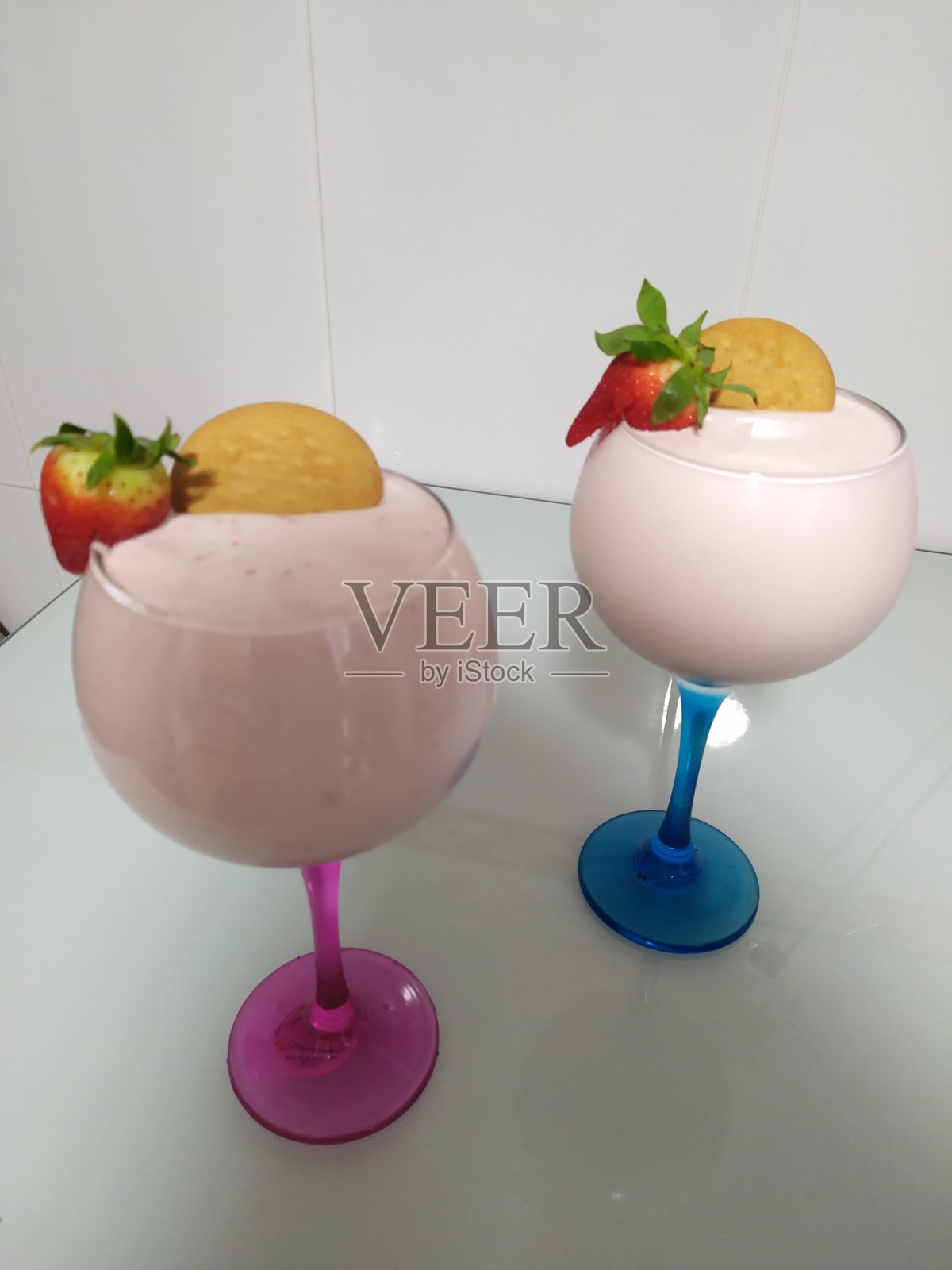 饼干和草莓奶昔照片摄影图片