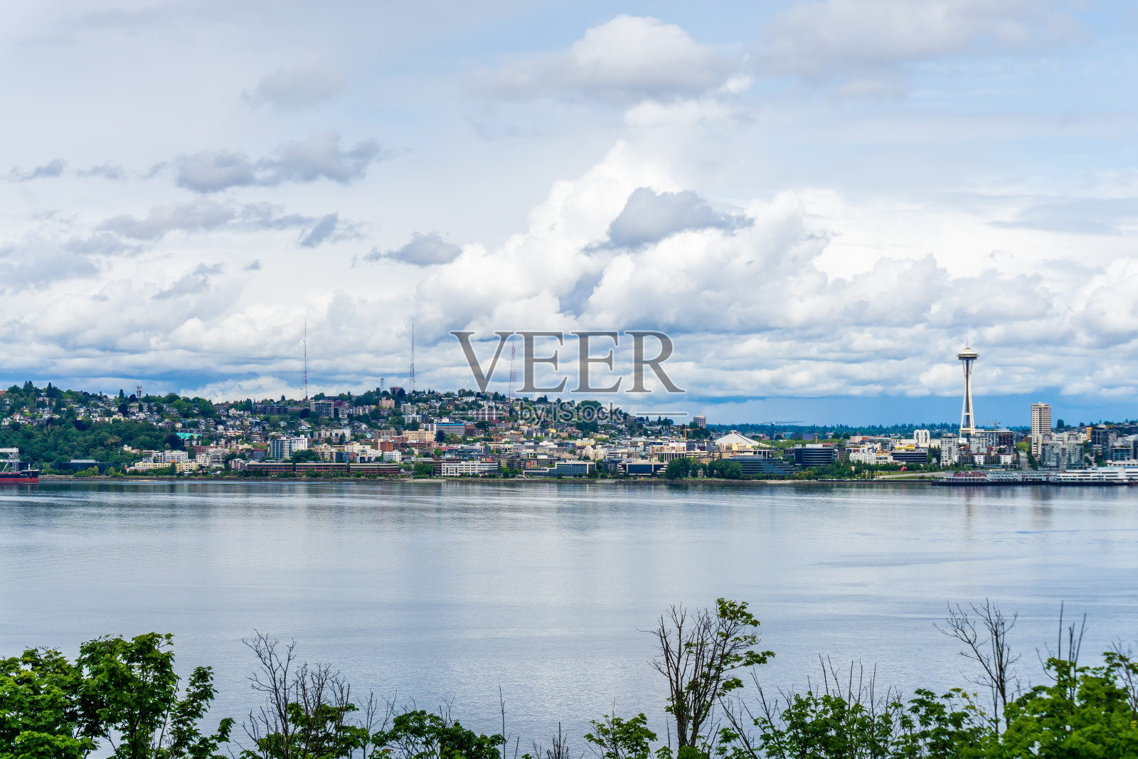 第九城上空的云朵照片摄影图片