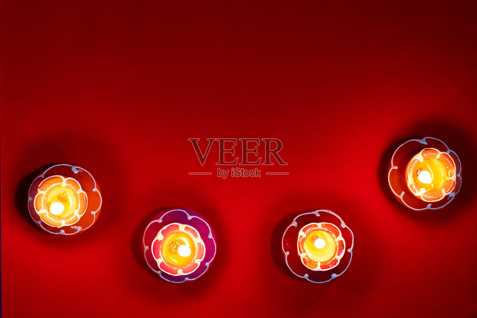 在排灯节期间，红色背景下的陶器灯从上到下的视图照片摄影图片