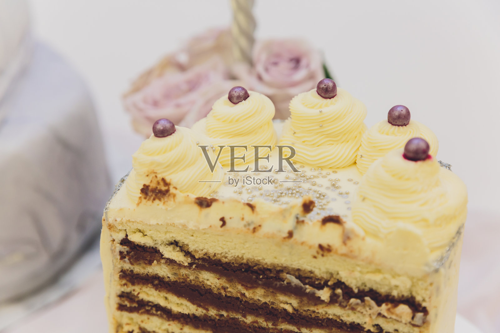 白色奶油糖衣蛋糕，水果和巧克力。照片摄影图片