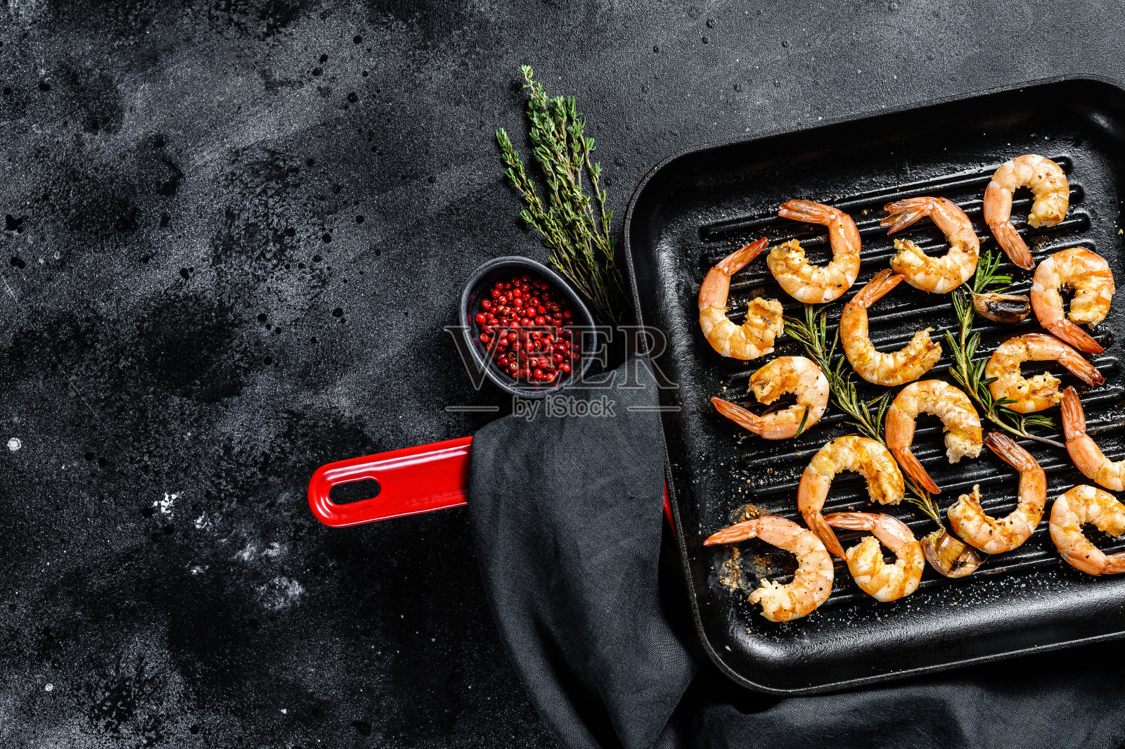 烤大虾，平底锅里的虾。黑色背景。前视图。本空间照片摄影图片