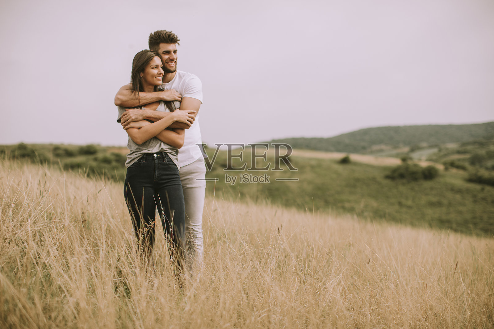 一对年轻情侣在春天的大自然中相爱照片摄影图片