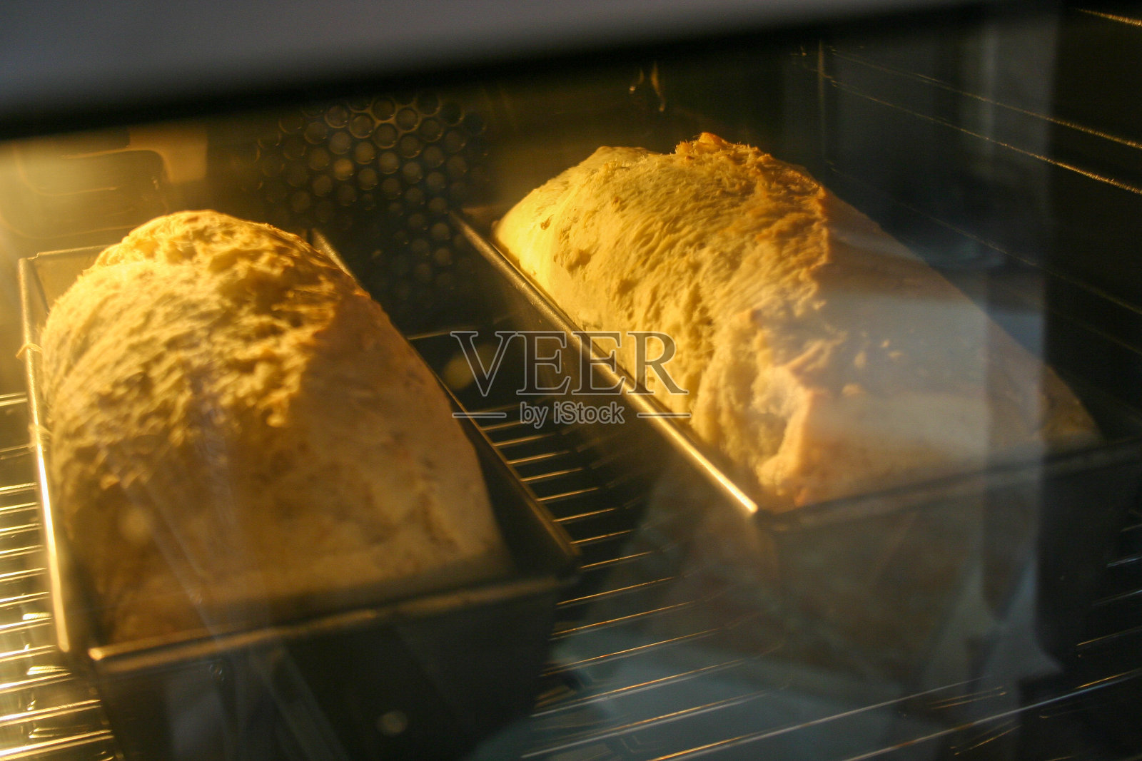用电烤箱自制面包。新鲜酥脆的面包。照片摄影图片
