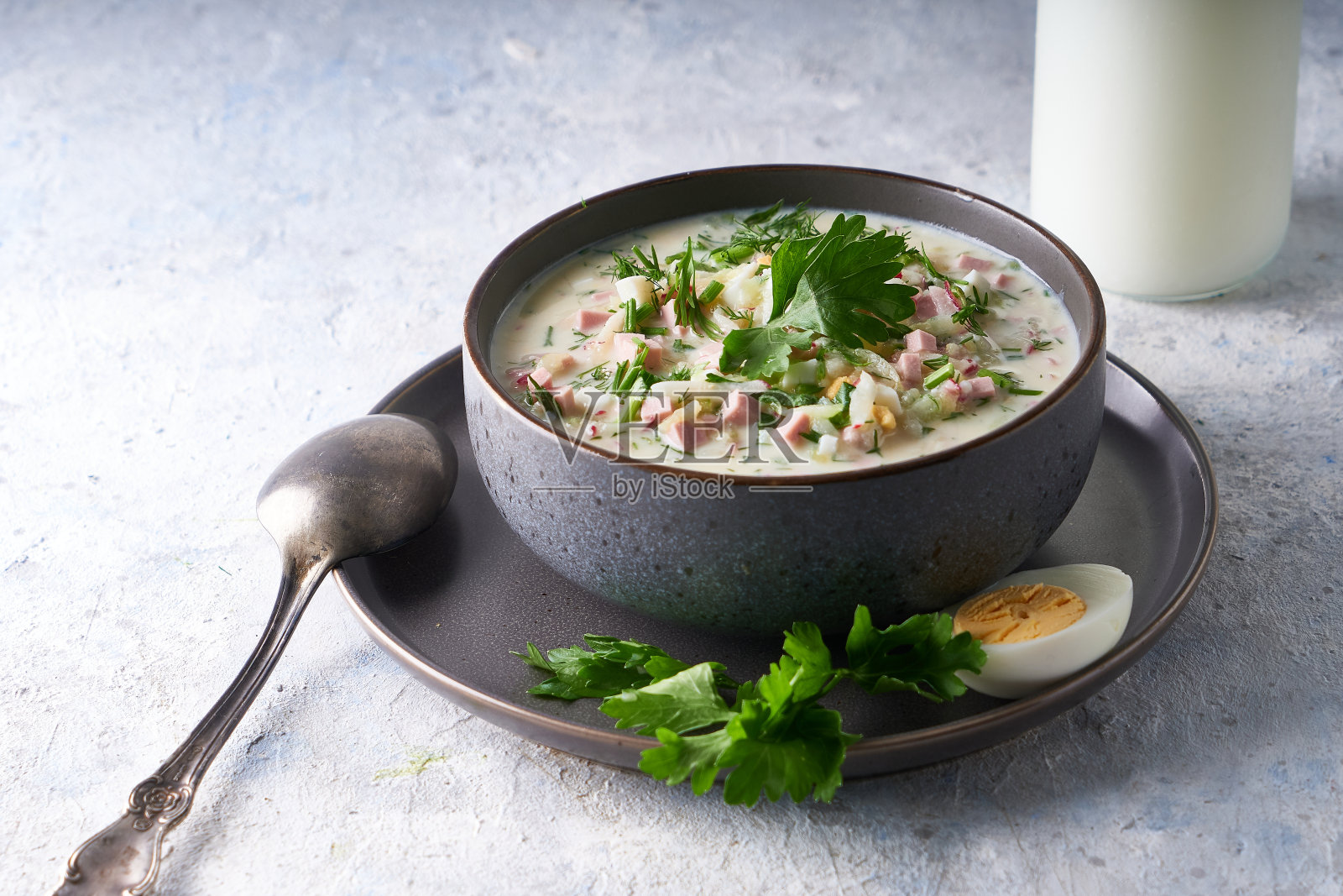 传统的俄罗斯冷欧克罗斯卡汤与香草克菲尔蔬菜汤一起盛在盘子里照片摄影图片