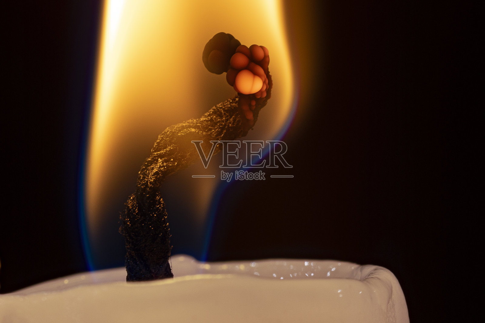 特写燃烧的白色蜡烛照片摄影图片