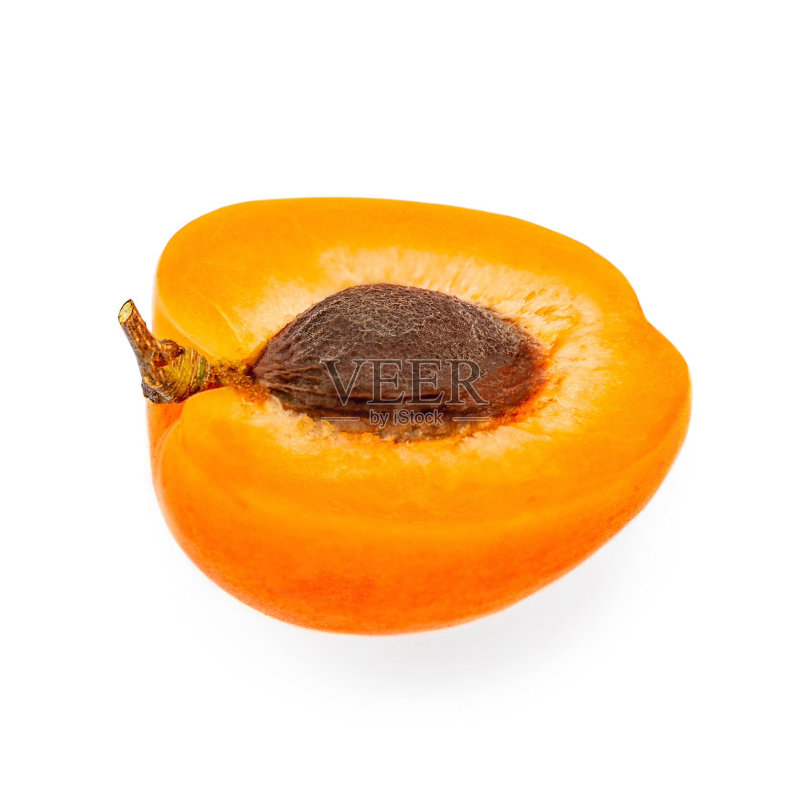 在白色的背景上分离的减半的杏果实。鲜杏侧视图照片摄影图片