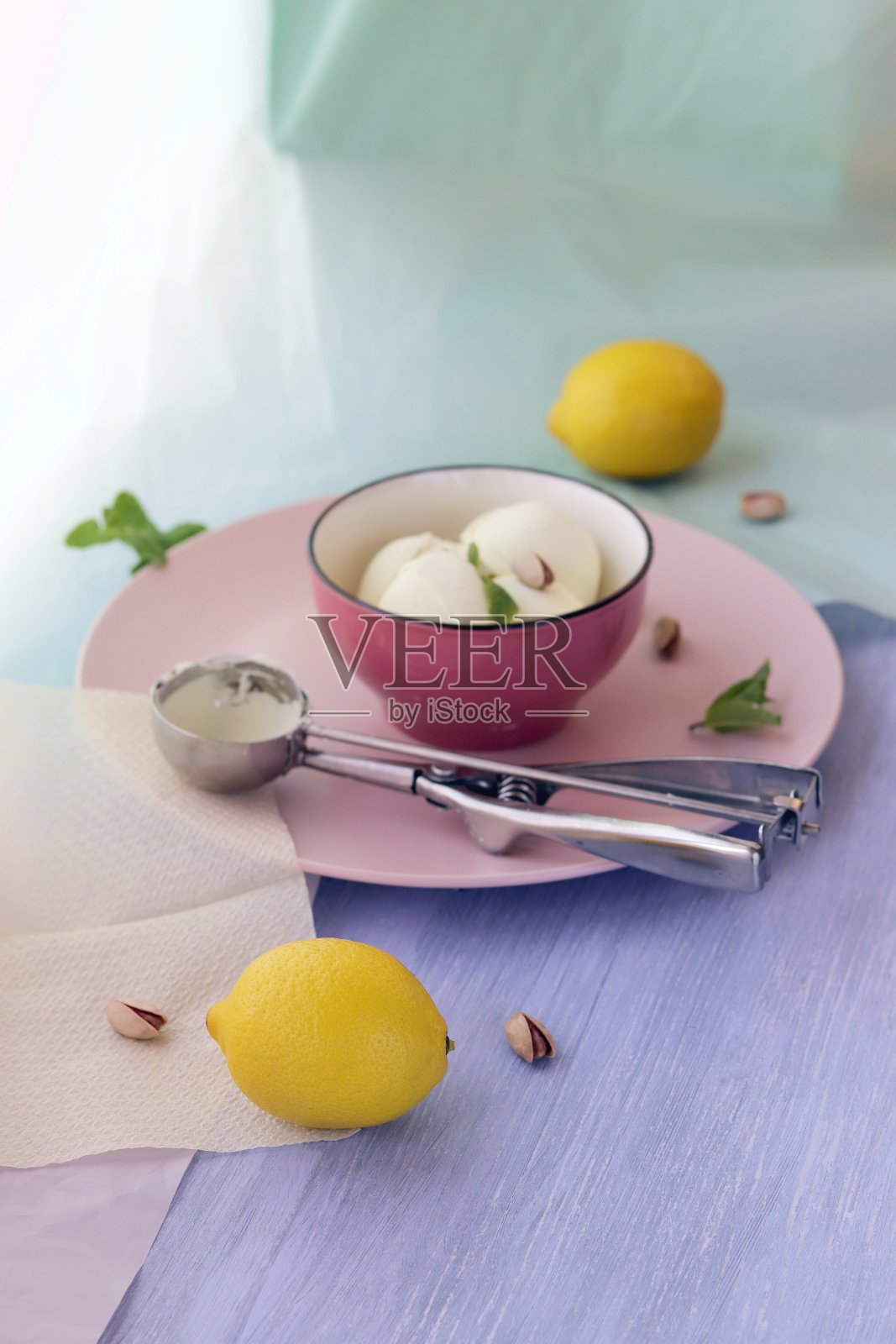 天然冰淇淋，木桌上放柠檬，自制甜点，健康食品照片摄影图片