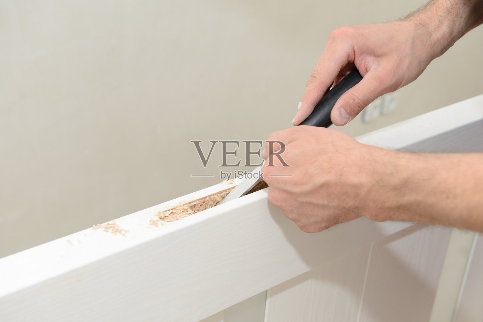 凿工作。给门锁开个洞。照片摄影图片