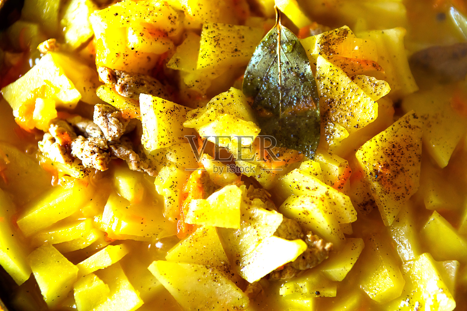 美味的自制土豆炖肉在锅里，特写照片摄影图片