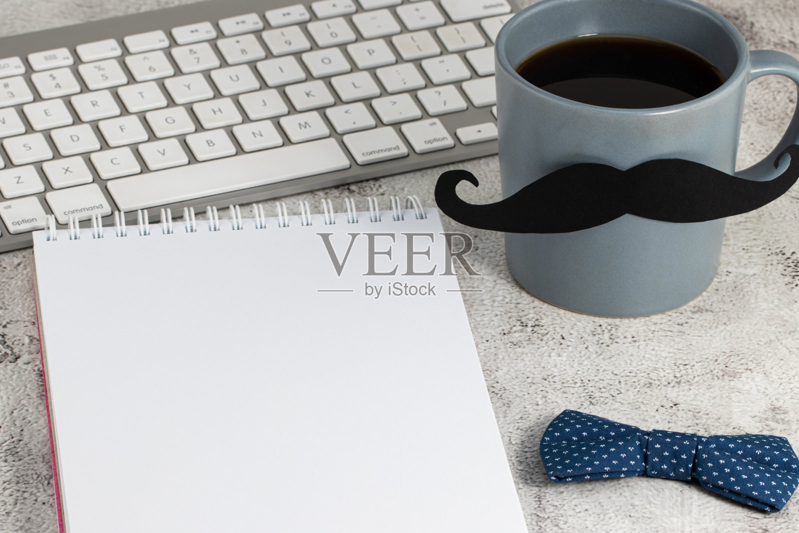 父亲节快乐!桌上放着一杯咖啡和键盘照片摄影图片