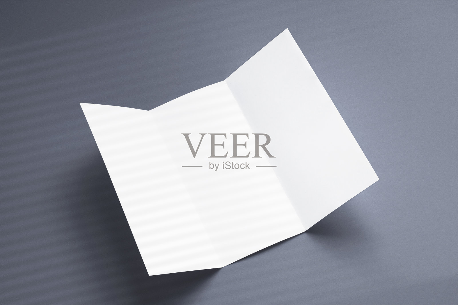 空白打开三折传单小册子与阴影覆盖在灰色的背景照片摄影图片