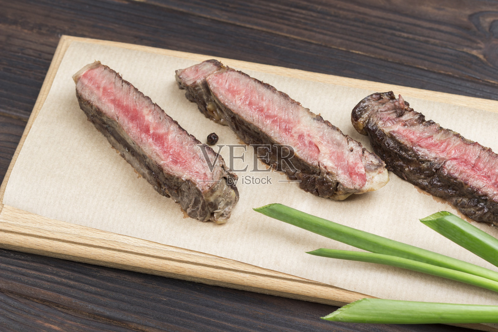 新鲜的烤肉。烤大理石牛排，五分熟照片摄影图片