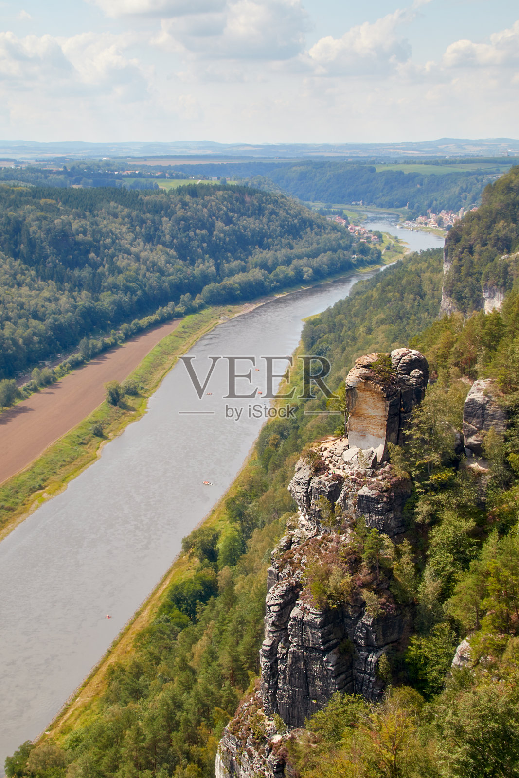从撒克逊瑞士的观点，在易北河谷与美丽的砂岩岩层在前景照片摄影图片