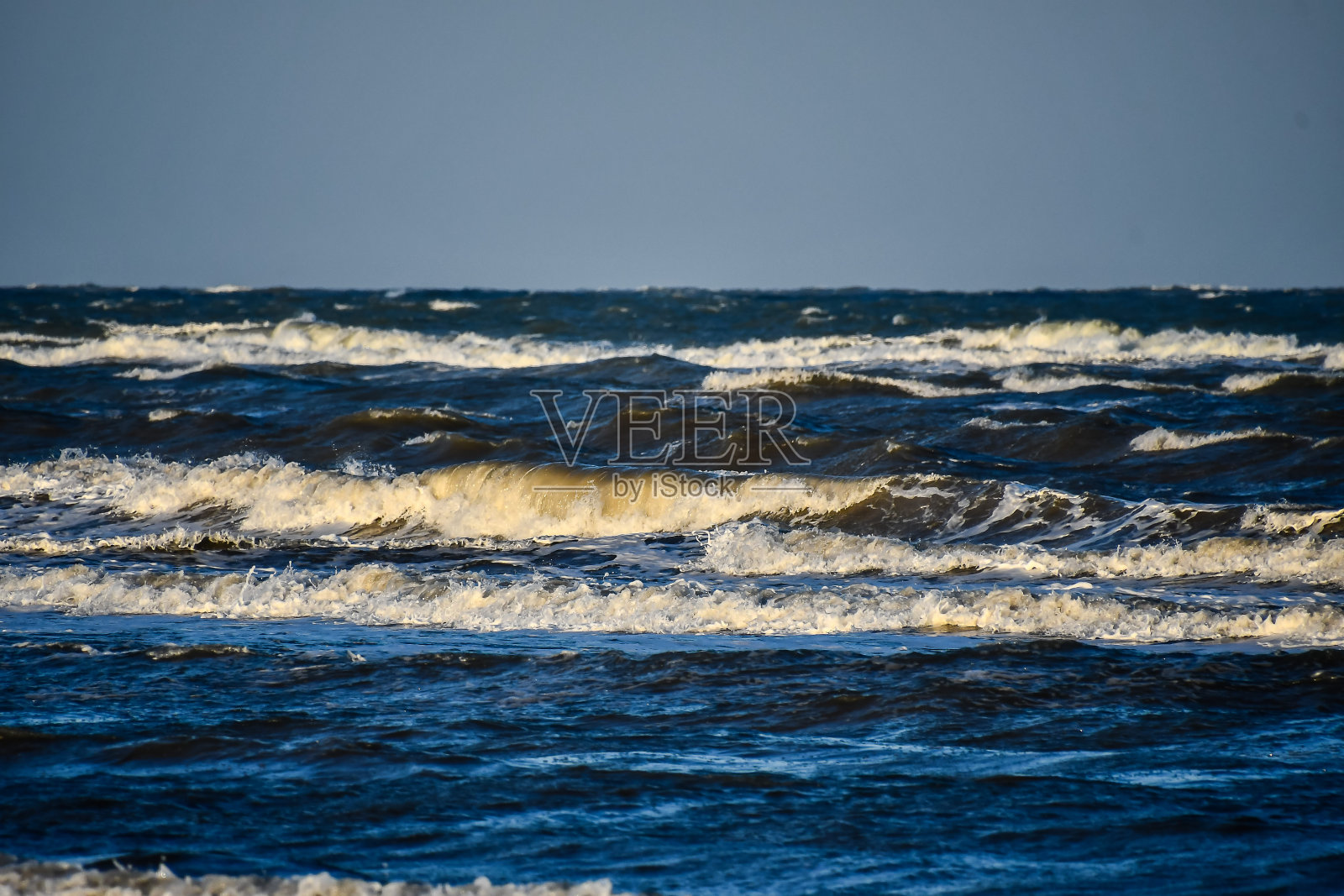 海浪拍打着沙滩，数码照片图片作为背景照片摄影图片