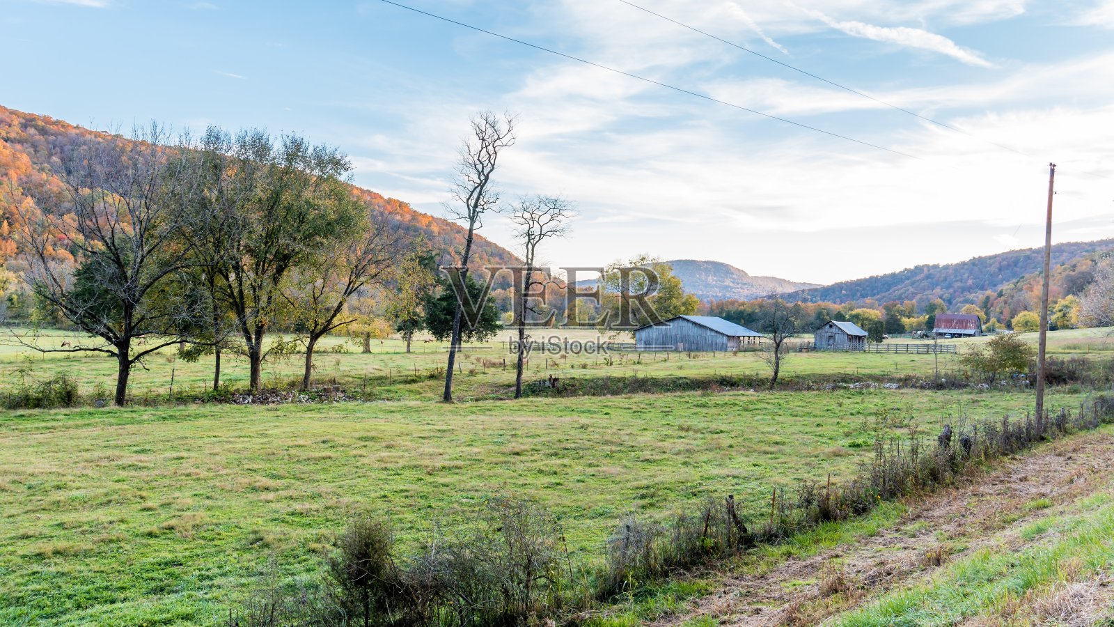 欧扎克山脉的乡村景观照片摄影图片