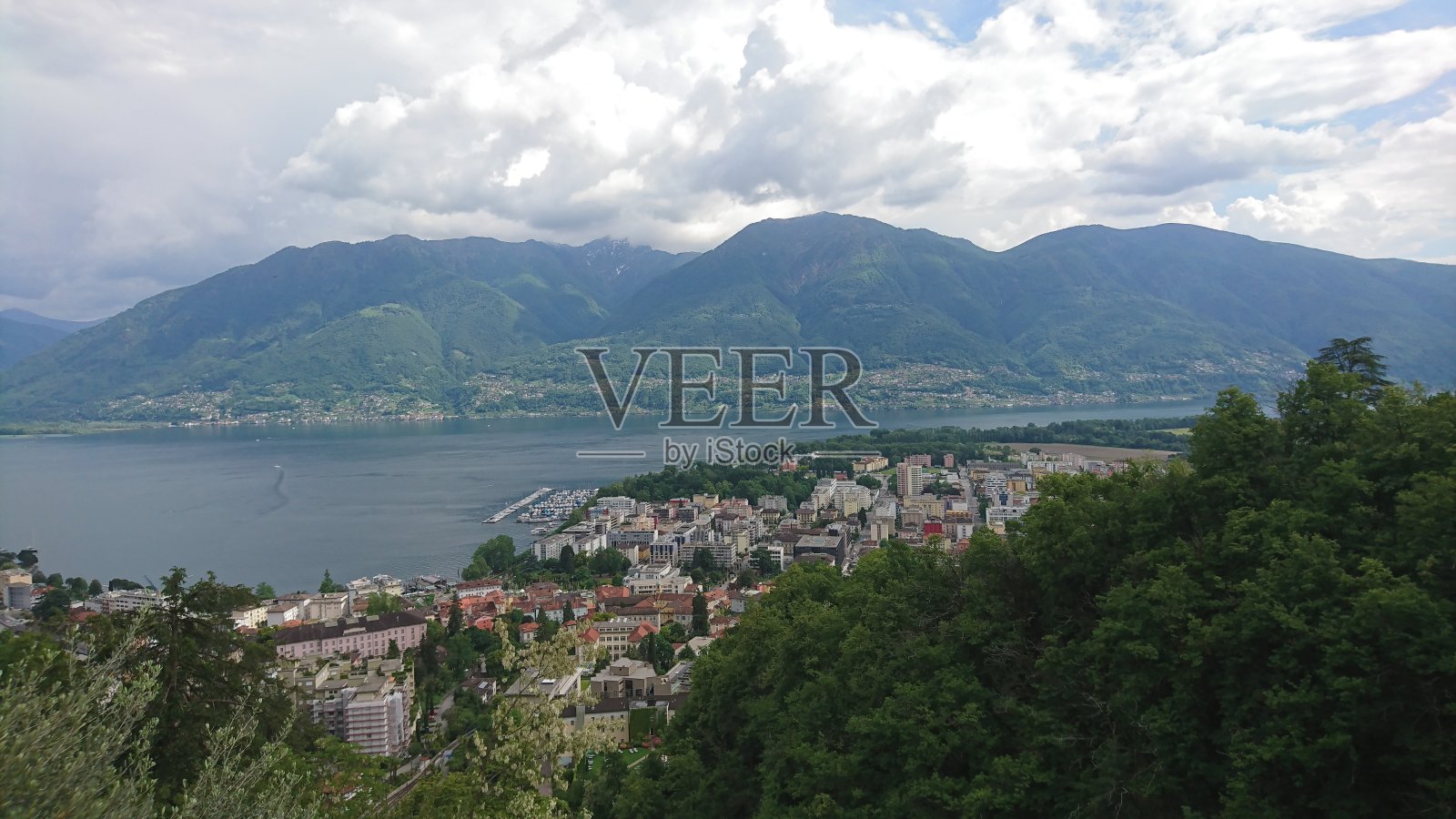 在瑞士的春天，洛迦诺市的风景照片摄影图片