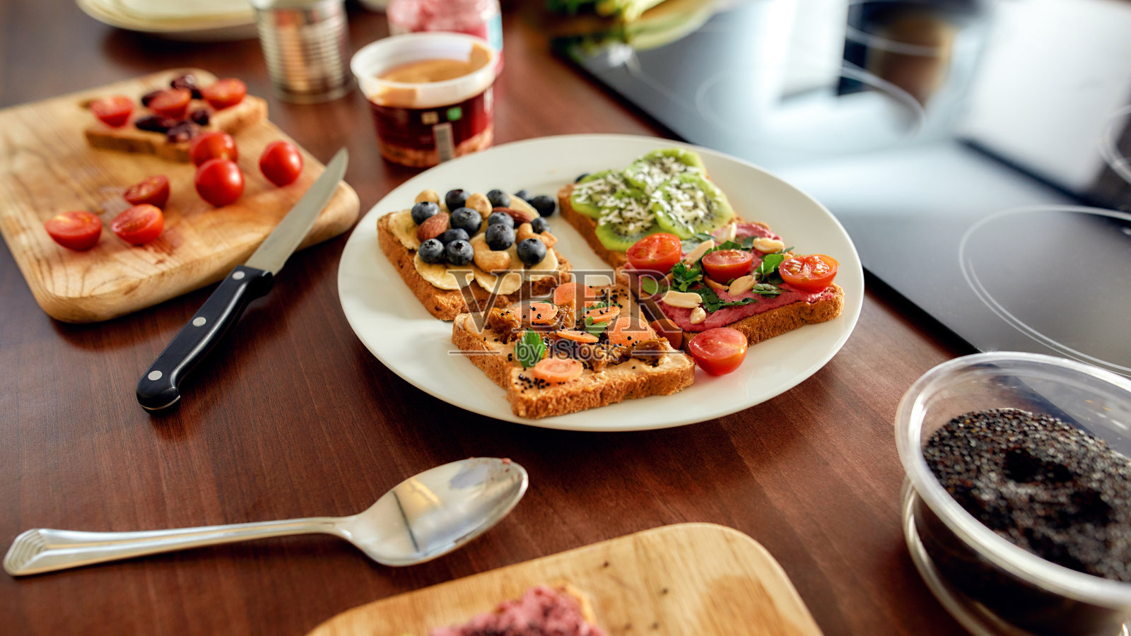 配上吐司面包和各种健康的素食配料。素食主义，健康饮食理念照片摄影图片