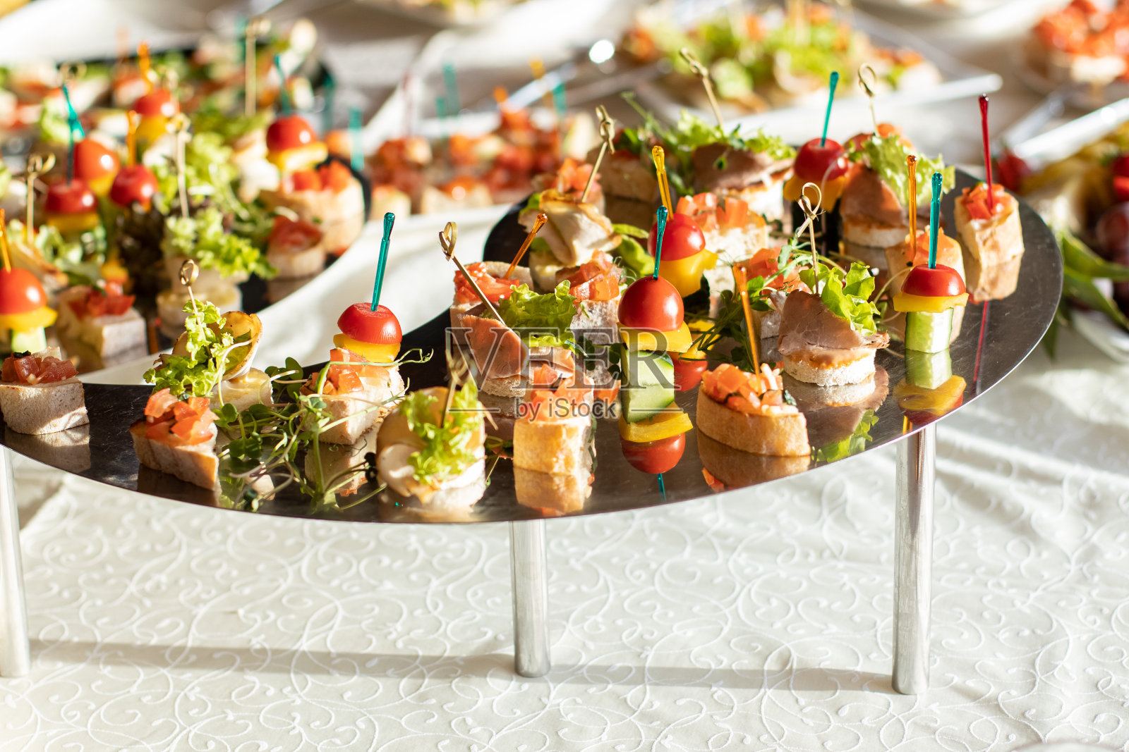 宴会厅的桌子上有小点心三明治托盘食物摄影背景照片摄影图片
