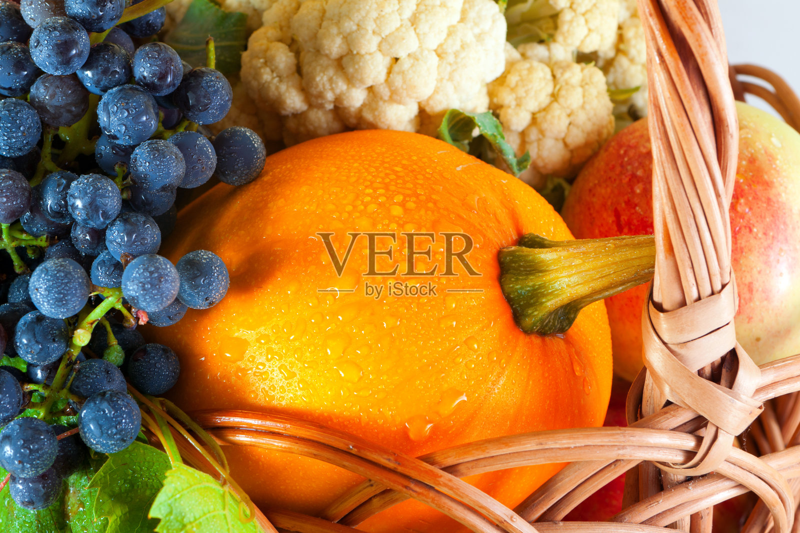 篮子里的农产品。菜园里的蔬菜和水果照片摄影图片