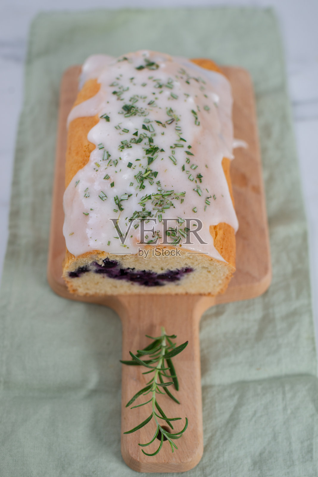 迷迭香蓝莓海绵蛋糕照片摄影图片