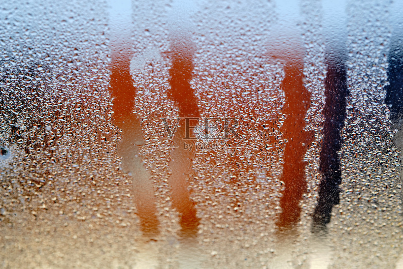 一个带有露珠的屋顶窗户的特写照片摄影图片