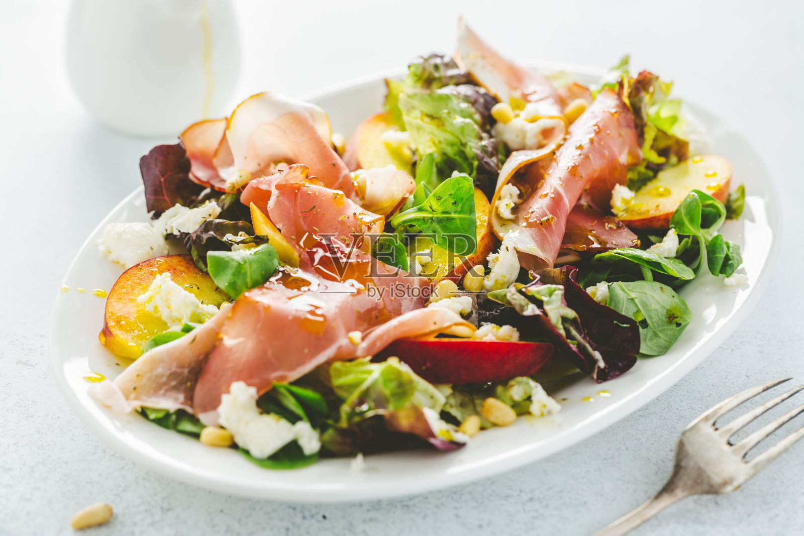 火腿，桃子和奶酪的夏季沙拉照片摄影图片