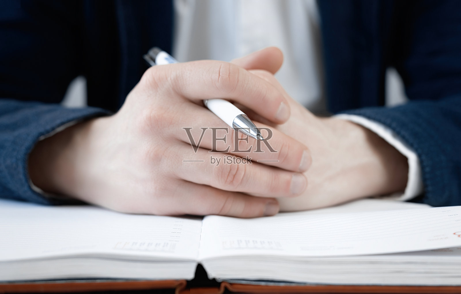 对商人的片面看法与金融报纸一起在桌子上工作。融资的概念照片摄影图片