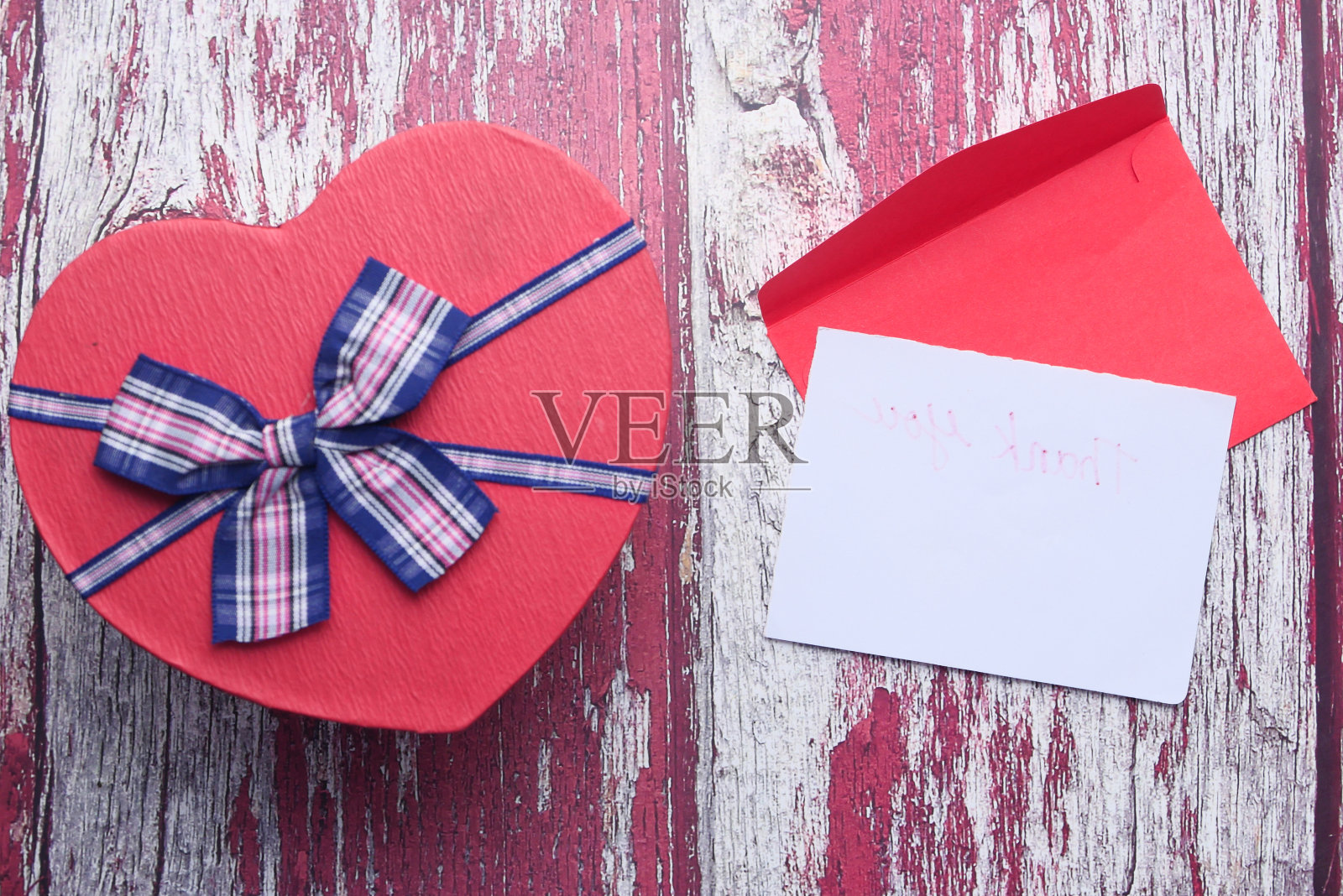 桌上放着心形礼盒和信封照片摄影图片