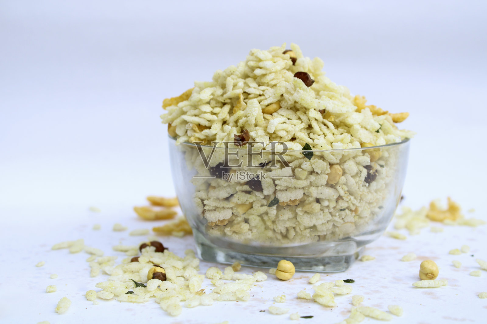 美味的饮食混合物在透明的碗在白色的背景照片摄影图片