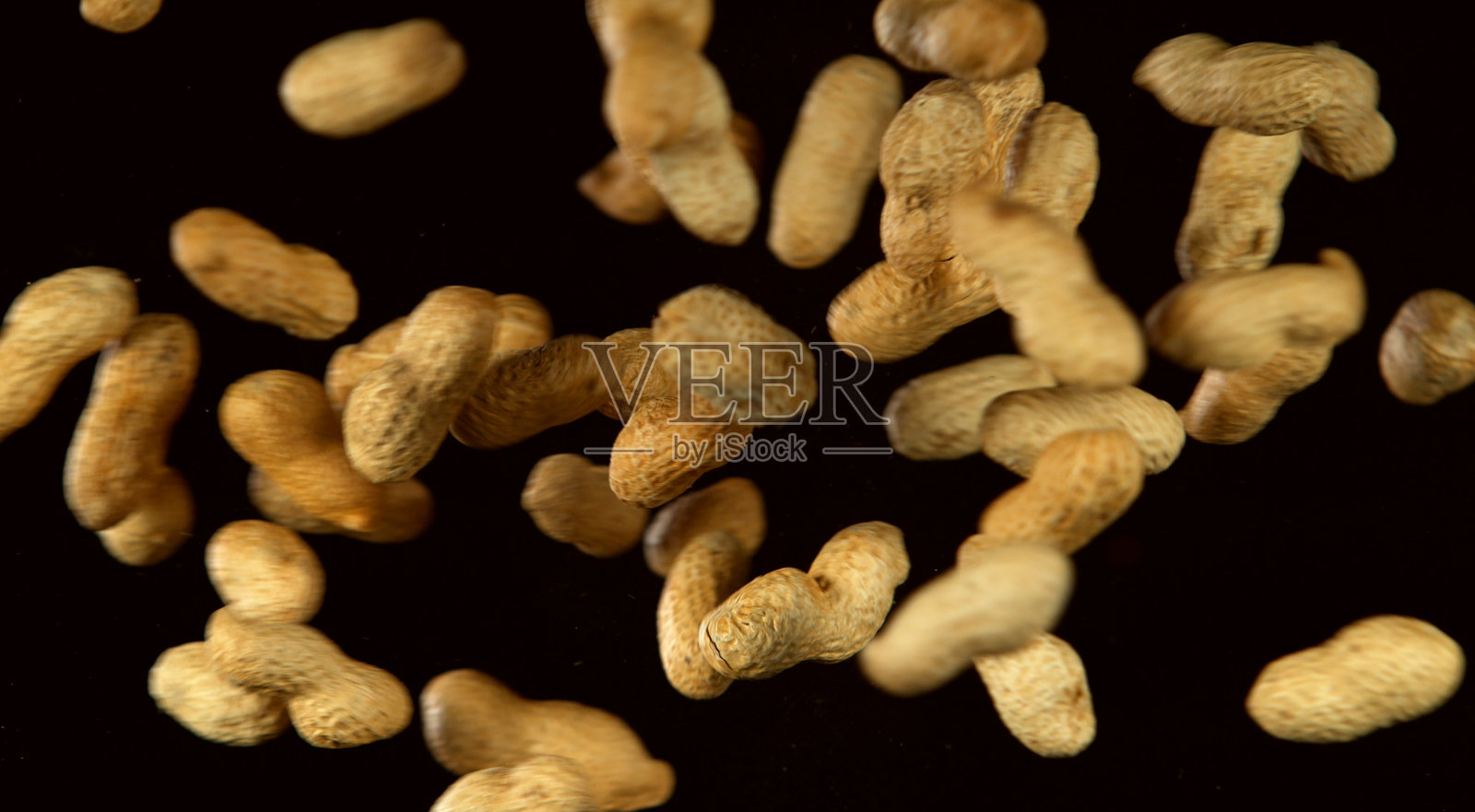 现实冻结运动的飞行花生照片摄影图片