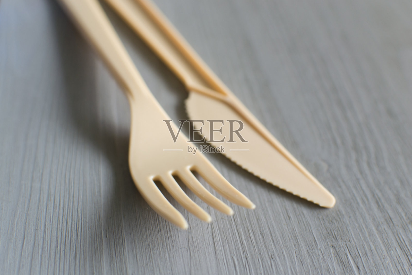 塑料厨房用具。棕色的塑料叉和刀。关闭视图。照片摄影图片