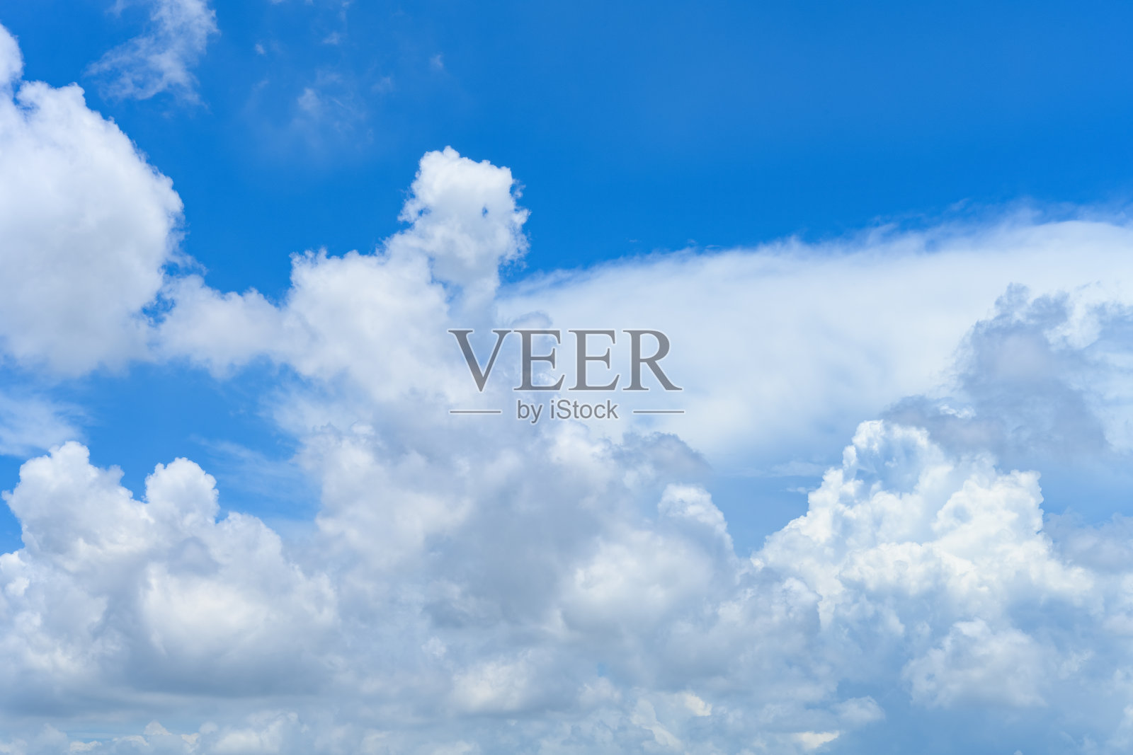 美丽的蓝天与正午时分的白云横亘在一起照片摄影图片