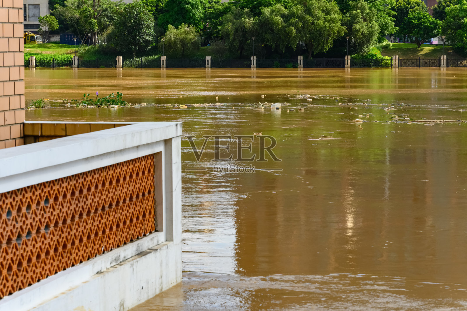 洪水中漂浮着许多人造垃圾照片摄影图片