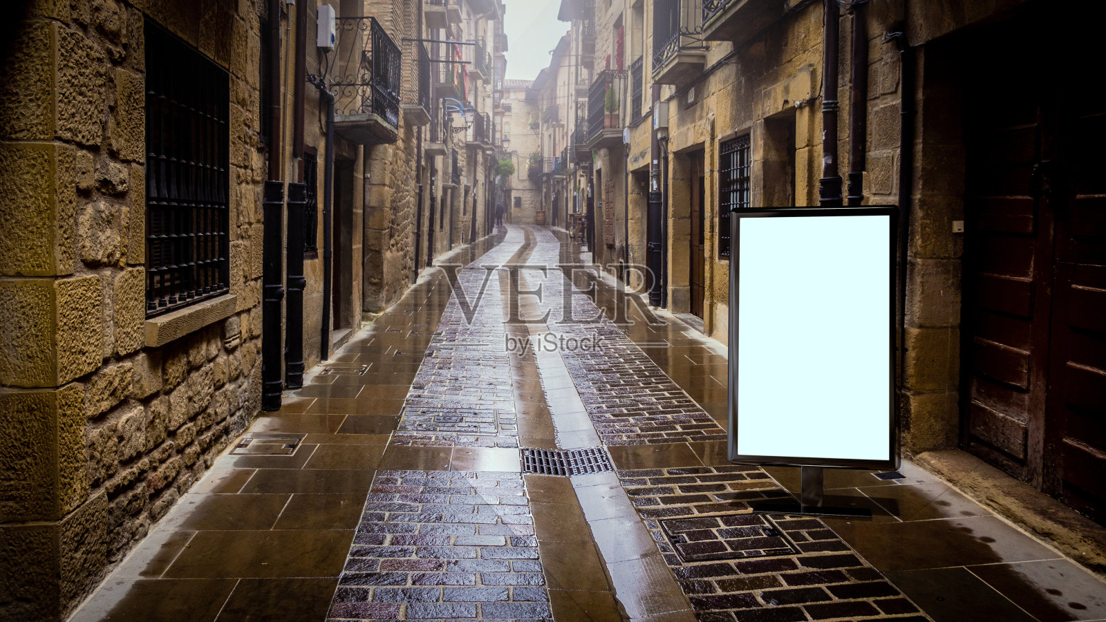 街上的空白广告模型。以城市为背景的海报广告牌照片摄影图片