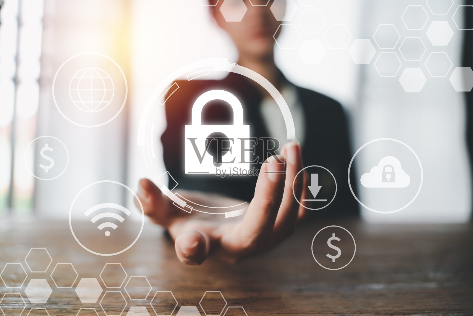 数字网络安全与网络保护理念。使用虚拟锁定机制访问共享资源。交互式虚拟控制屏幕与挂锁。女商人指着挂锁全息图照片摄影图片