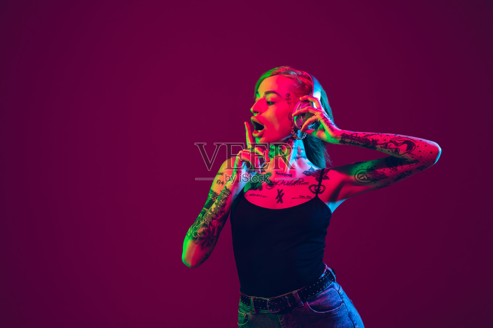 一幅紫色背景的年轻白人女性的肖像，外观怪异照片摄影图片