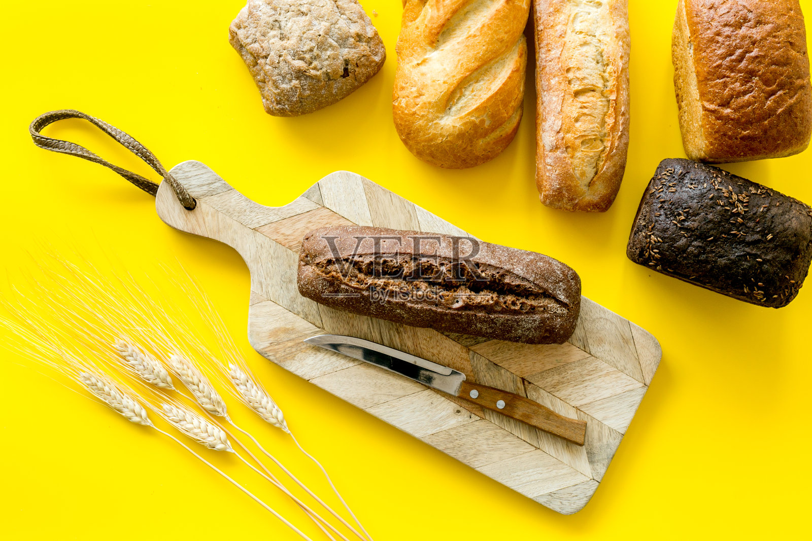 从上到下放在砧板上的面包照片摄影图片