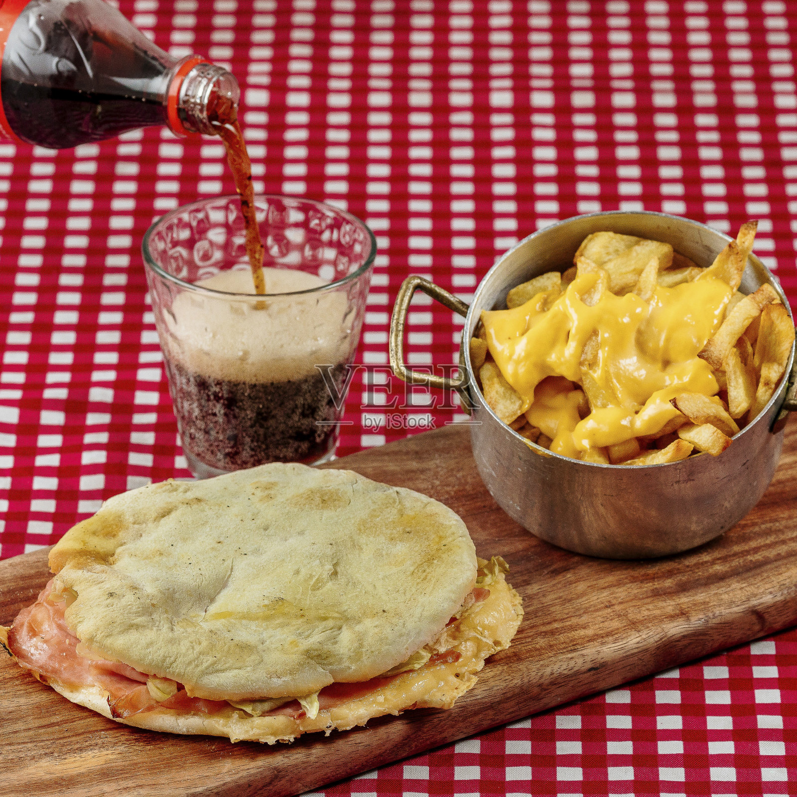 三明治，土豆，切达干酪和苏打水照片摄影图片