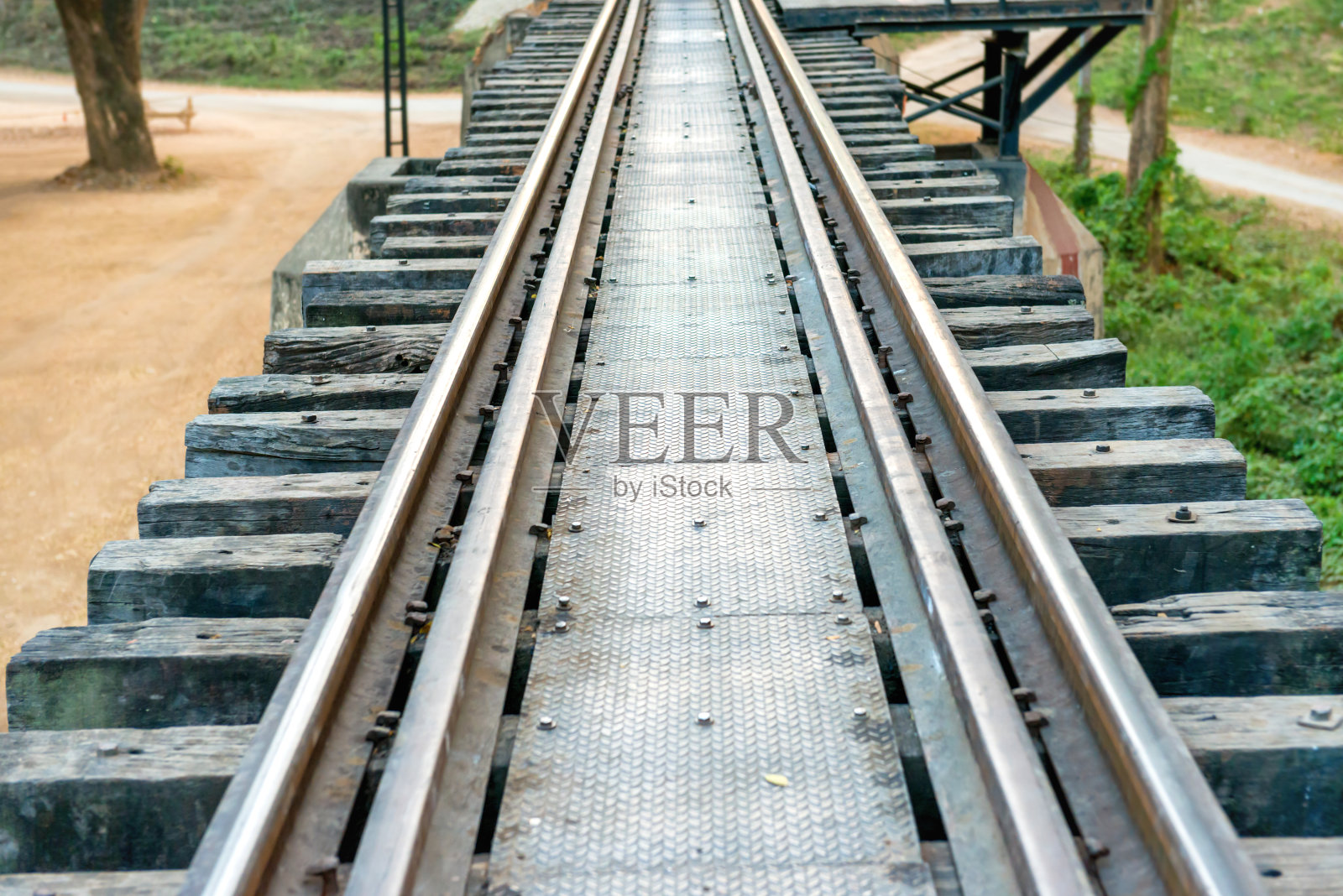 有木枕木和生锈轨道的旧轨道照片摄影图片