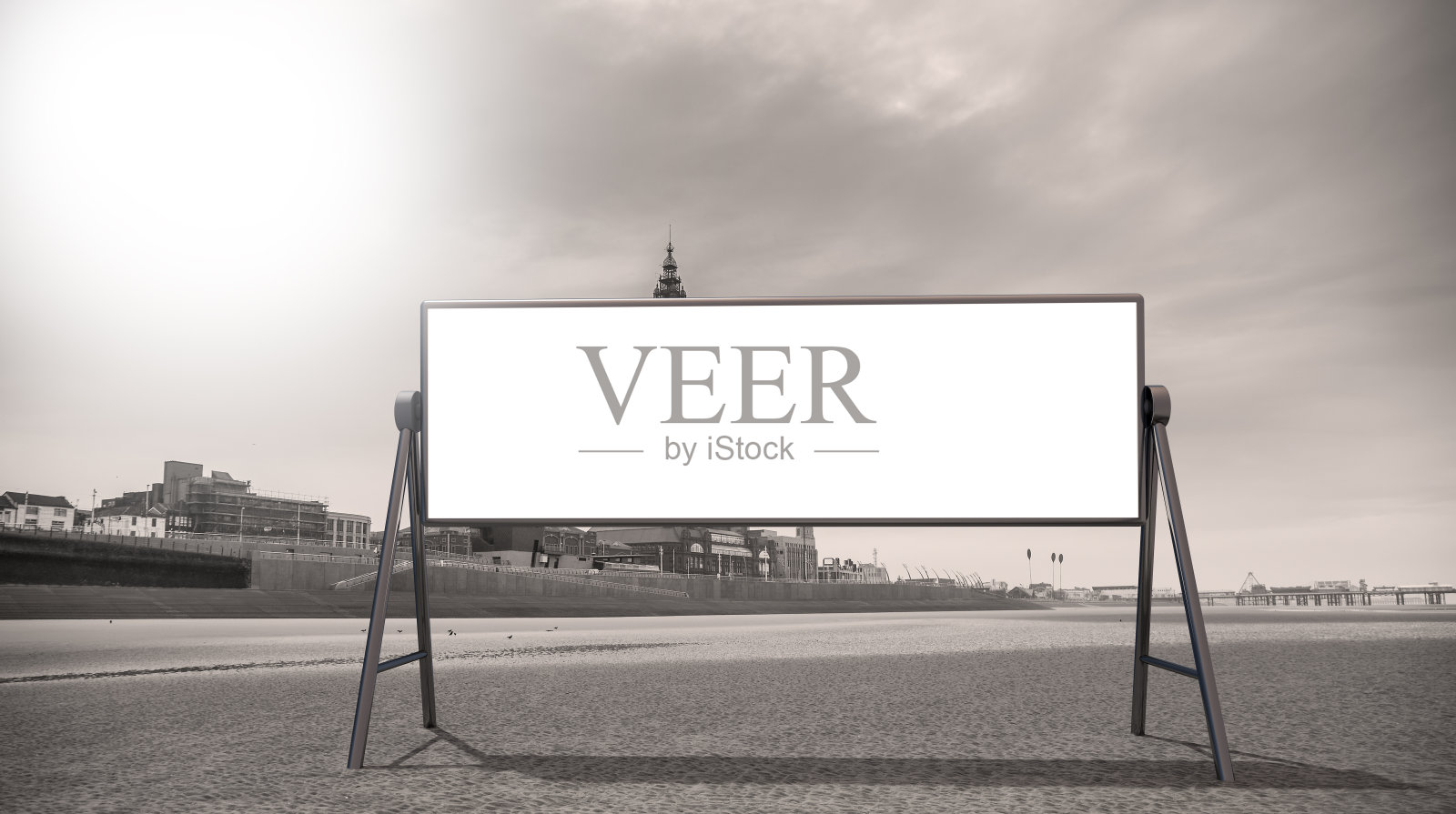 街上的空白广告模型。海滩背景上的海报广告牌照片摄影图片