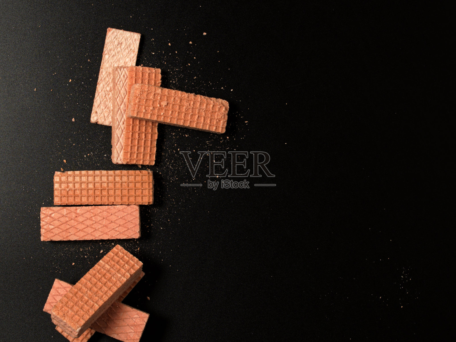 彩色背景上的粉色晶片照片摄影图片