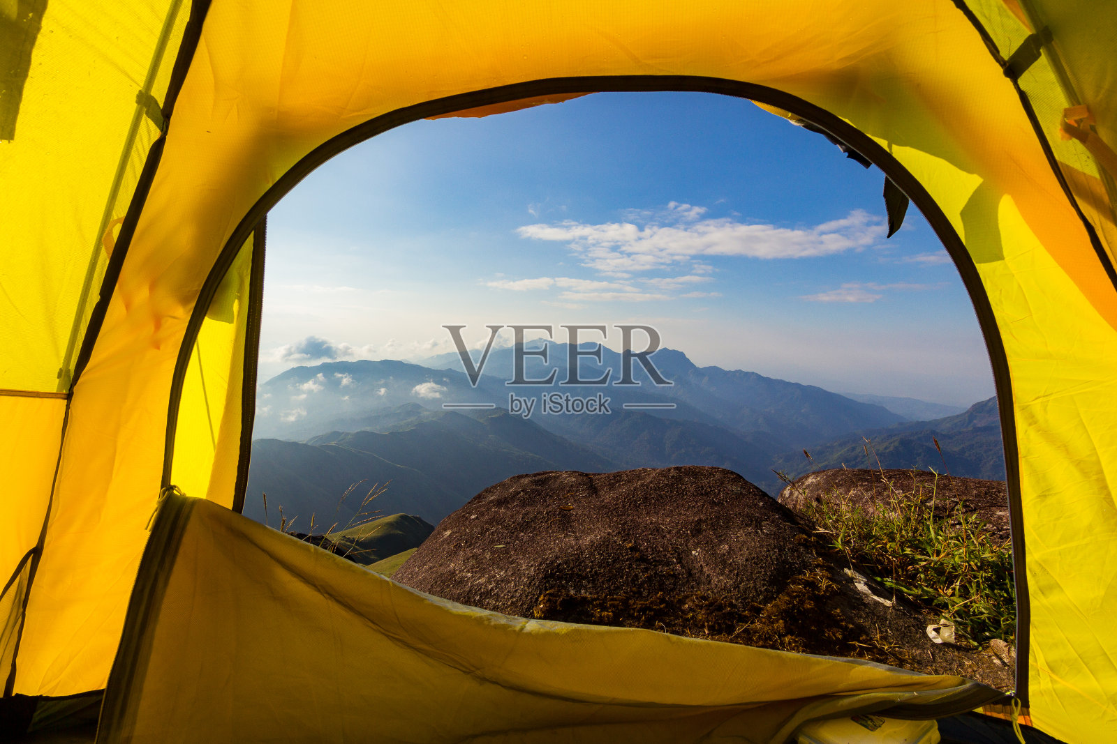 早晨的山景透过帐篷看向前方。照片摄影图片