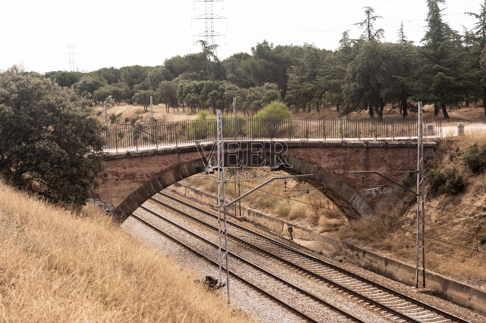 横跨铁轨的桥照片摄影图片