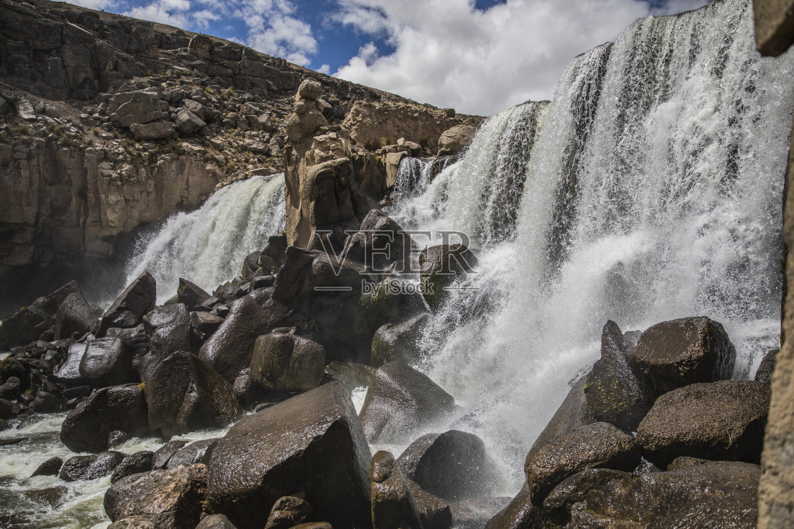 大自然中的瀑布照片摄影图片